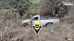Camioneta se sale del camino en terracería de Pánuco