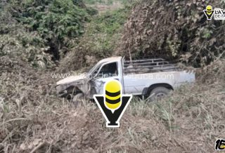 Camioneta se sale del camino en terracería de Pánuco