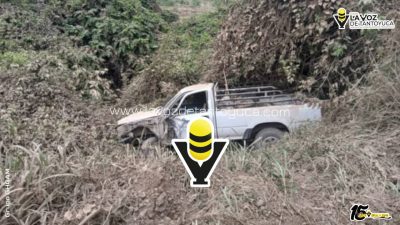 Camioneta se sale del camino en terracería de Pánuco
