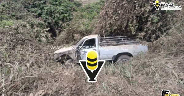 Camioneta se sale del camino en terracería de Pánuco
