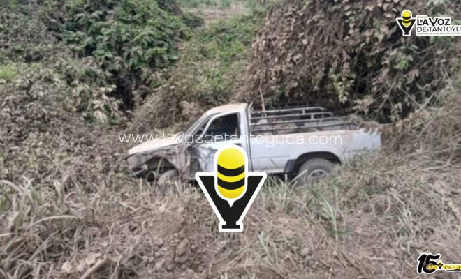 Camioneta se sale del camino en terracería de Pánuco