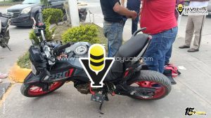 Paramédicos atienden a motociclista lesionado frente a gasolinera