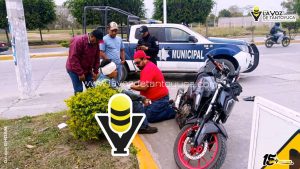 Paramédicos atienden a motociclista lesionado frente a gasolinera