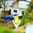 Camioneta derrapa y termina en el patio de una casa