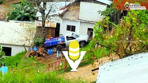 Camioneta derrapa y termina en el patio de una casa 