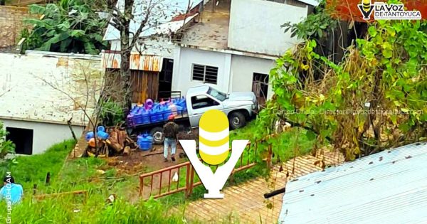 Camioneta derrapa y termina en el patio de una casa