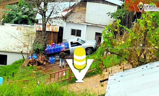 Camioneta derrapa y termina en el patio de una casa