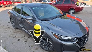 Choque entre camioneta y automóvil deja cuantiosos daños materiales