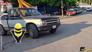 Choque entre camioneta y automóvil deja cuantiosos daños materiales