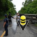 Vuelca camioneta repartidora de medicamentos en la carretera Alazán - Canoas