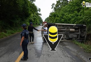 Vuelca camioneta repartidora de medicamentos en la carretera Alazán - Canoas
