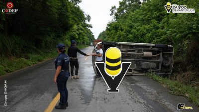 Vuelca camioneta repartidora de medicamentos en la carretera Alazán - Canoas
