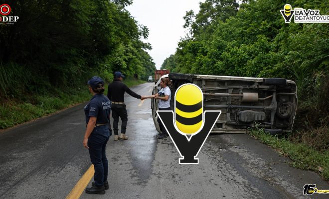 Vuelca camioneta repartidora de medicamentos en la carretera Alazán - Canoas