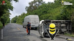 Vuelca camioneta repartidora de medicamentos en la carretera Alazán - Canoas