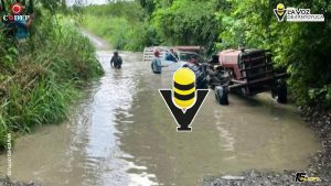 Camioneta termina en arroyo tras salirse de vado en Chicontepec