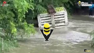 Camioneta termina en arroyo tras salirse de vado en Chicontepec