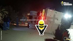 Vuelca camión cañero en Pánuco; operador y conductor resultaron ilesos