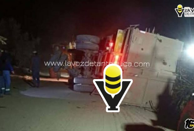 Vuelca camión cañero en Pánuco; operador y conductor resultaron ilesos