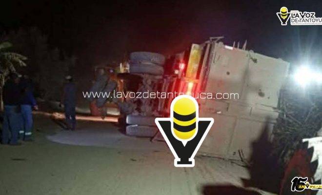 Vuelca camión cañero en Pánuco; operador y conductor resultaron ilesos