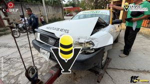 Choque frontal entre camioneta y taxi deja daños materiales en Huejutla