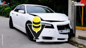 Automóvil se impacta contra un poste en el centro de Tepetzintla