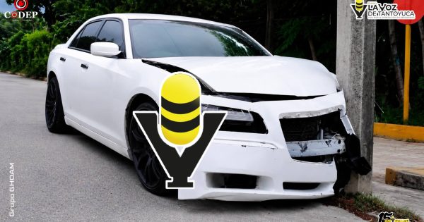 Automóvil se impacta contra un poste en el centro de Tepetzintla