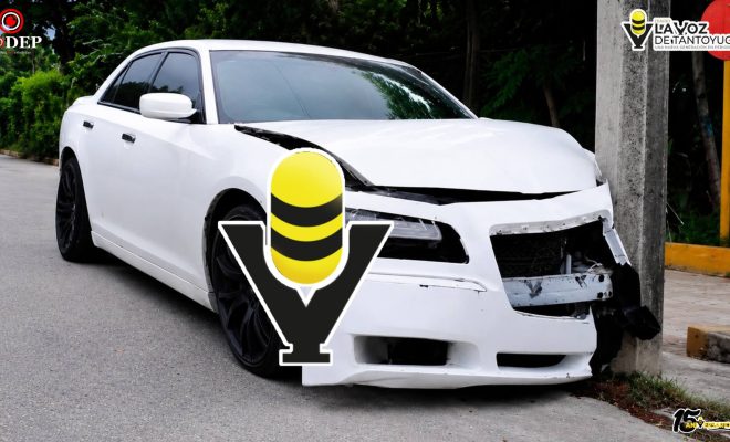 Automóvil se impacta contra un poste en el centro de Tepetzintla