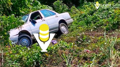 Conductor pierde el control y termina en un barranco; resultó ileso