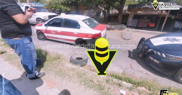 Falla mecánica deja taxi varado y genera movilización vial en Tantoyuca