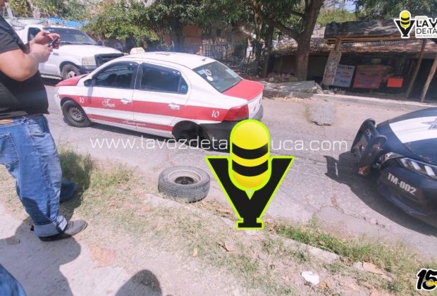 Falla mecánica deja taxi varado y genera movilización vial en Tantoyuca