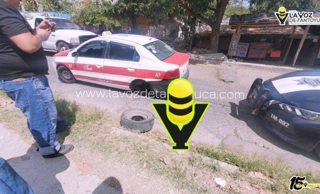 Falla mecánica deja taxi varado y genera movilización vial en Tantoyuca