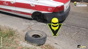 Falla mecánica deja taxi varado y genera movilización vial en Tantoyuca