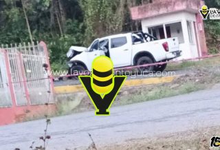 Camioneta se impacta contra poste de CFE y provoca cierre total de carretera en Citlaltépetl