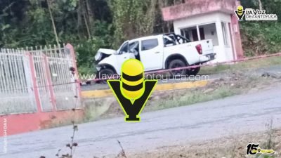 Camioneta se impacta contra poste de CFE y provoca cierre total de carretera en Citlaltépetl