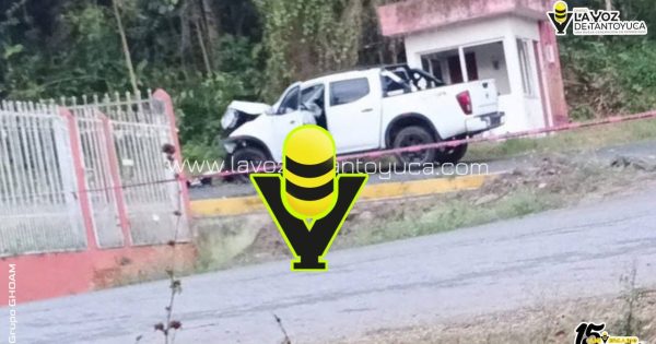 Camioneta se impacta contra poste de CFE y provoca cierre total de carretera en Citlaltépetl