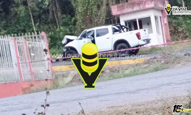 Camioneta se impacta contra poste de CFE y provoca cierre total de carretera en Citlaltépetl