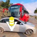 Abandonan auto compacto tras chocar contra ADO