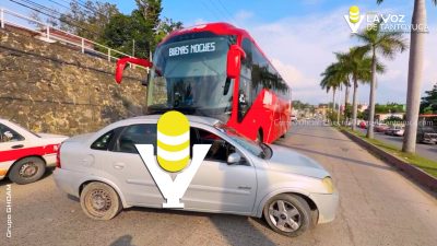 Abandonan auto compacto tras chocar contra ADO