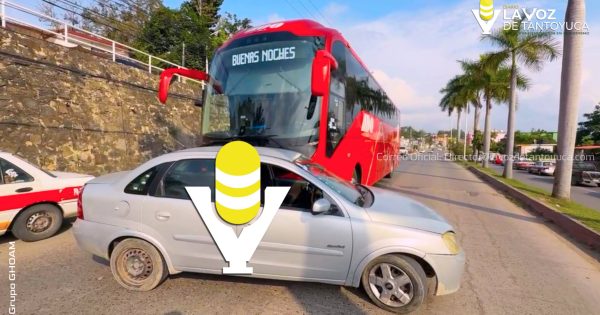 Abandonan auto compacto tras chocar contra ADO