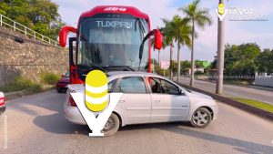 Abandonan auto compacto tras chocar contra ADO 