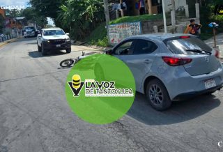 Choque por alcance entre automóvil y motocicleta deja daños materiales en Tantoyuca