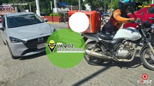 Choque por alcance entre automóvil y motocicleta deja daños materiales en Tantoyuca