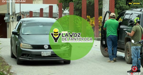 Choque entre Jetta y camioneta deja daños materiales en Tantoyuca