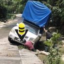 Camioneta de transporte mixto rural estuvo a punto de caer a un arroyo en Benito Juárez