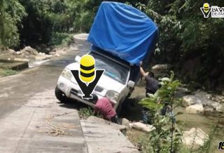 Camioneta de transporte mixto rural estuvo a punto de caer a un arroyo en Benito Juárez