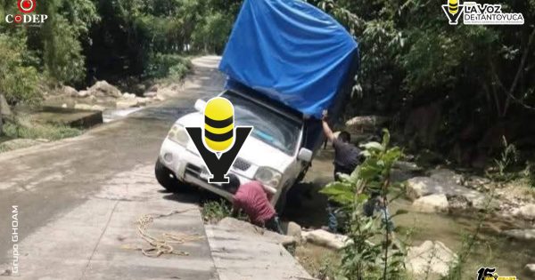Camioneta de transporte mixto rural estuvo a punto de caer a un arroyo en Benito Juárez