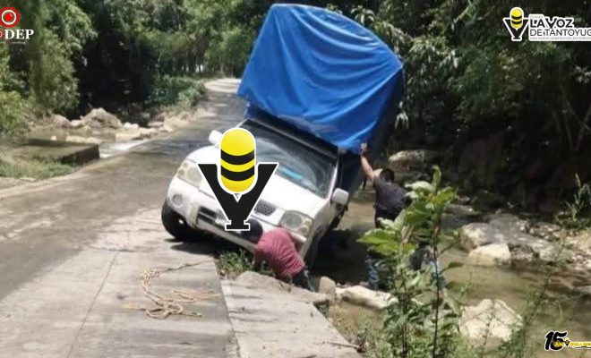 Camioneta de transporte mixto rural estuvo a punto de caer a un arroyo en Benito Juárez