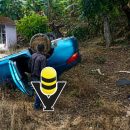 Vuelca automóvil en peligrosa curva de Tepetzintla; mujer resulta lesionada