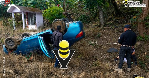 Vuelca automóvil en peligrosa curva de Tepetzintla; mujer resulta lesionada