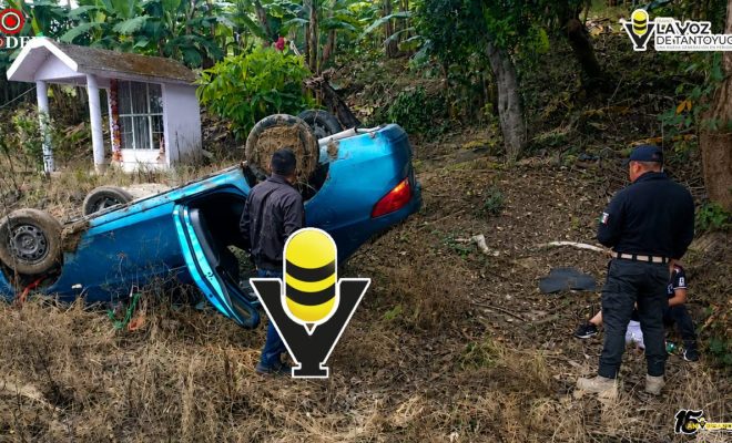 Vuelca automóvil en peligrosa curva de Tepetzintla; mujer resulta lesionada